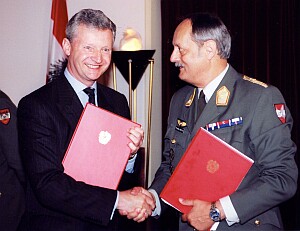 Brigadier Dipl. Ing. Manfred Münzer und Commodore Sym Taylor
